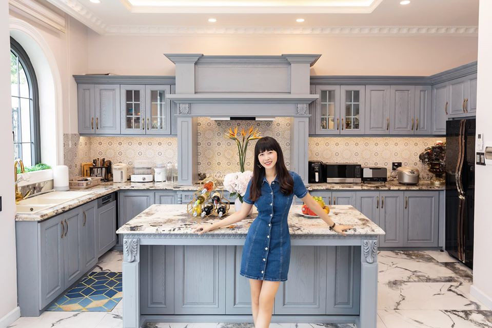 Thủy Anh - bà xã Đăng Khôi cho biết, khi bắt tay vào xây biệt thự, vợ chồng Đăng Khôi chỉ tốn khoảng 10 triệu động thuê thiết kế cảnh quan bên ngoài, còn các phòng ốc bên trong đều tự lên ý tưởng.