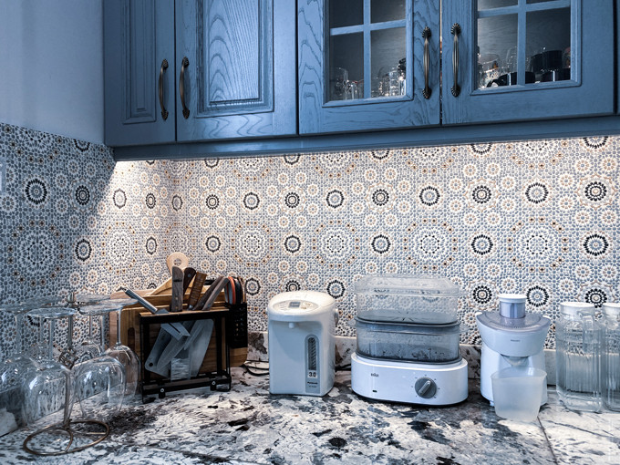 Hình đá vân hoa khiến cho căn bếp của nhà nam ca sĩ Đăng Khôi thêm phần sang trọng.