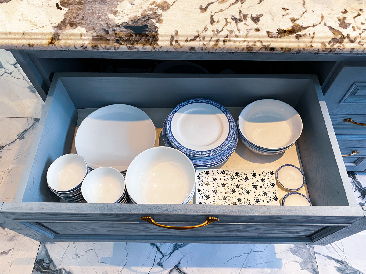 Bát đĩa cũng được sắp xếp gọn gàng, khoa học.