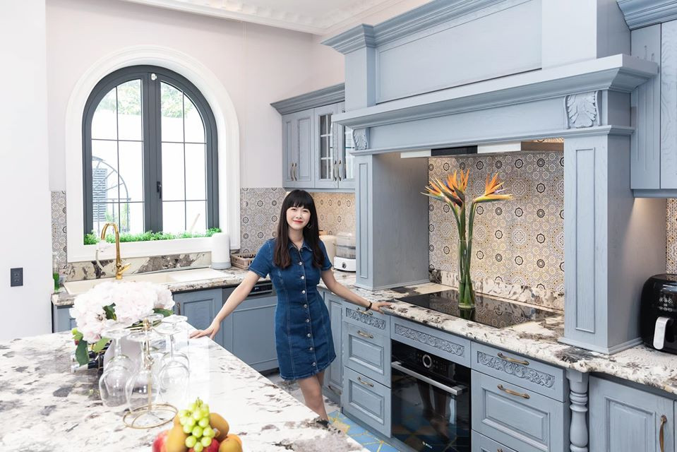 Đá cũng là đá Granite tự nhiên với ưu điểm cứng, bóng, không bị thấm nước và vân rất đẹp.