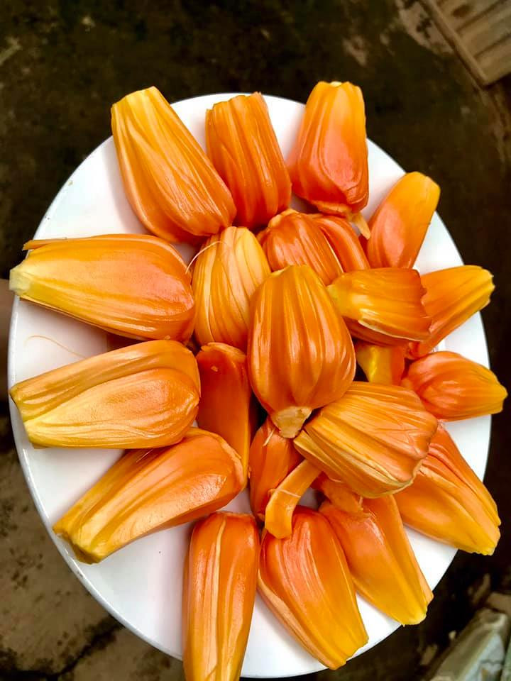 Ngoài ra, trên thị trường cũng có mít ruột đỏ Malaysia lai được trồng tại Cần Thơ. Loại mít này cắt miếng giá 50.000 đồng/kg, còn bóc múi thì giá 120.000 đồng/kg.