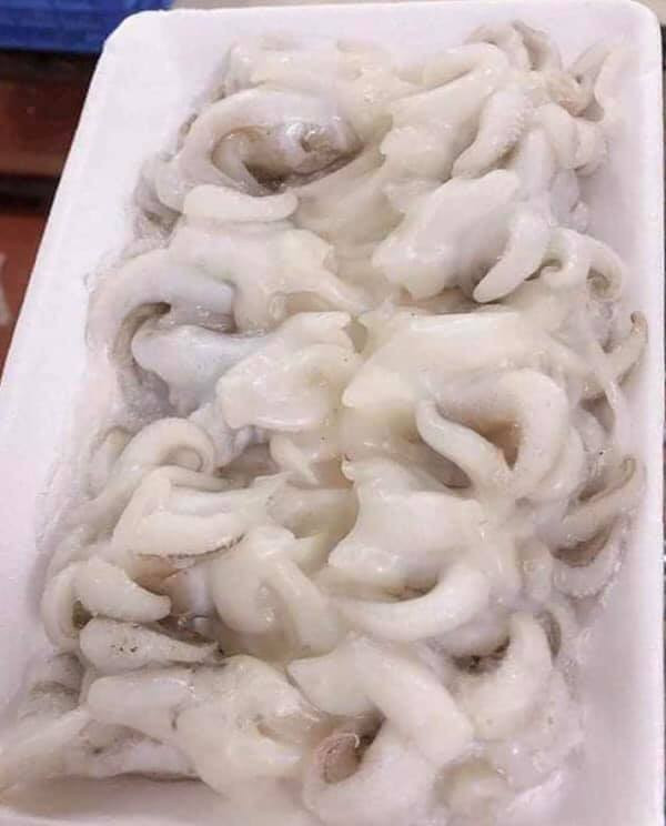 Phần râu, đầu và rìa mực được chế biến và bán trong nước hàng ngày nên chất lượng rất tươi và ngon.