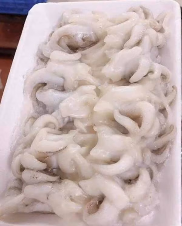 Phần râu, đầu và rìa mực được chế biến và bán trong nước hàng ngày nên chất lượng rất tươi và ngon.