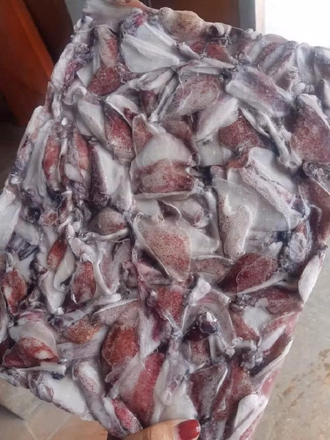 Bên cạnh đó, cũng có nhiều mối nhập sỉ về bán lẻ cho người tiêu dùng ở các nhiều nơi như HƯng Yên, Hà Nam, Hà Nội...nên mỗi ngày chị Thắm gửi đi vài chục đến cả trăm thùng hàng.