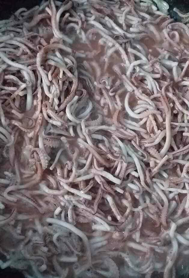 Để mọi người không nghi ngại về nguồn gốc sản phẩm, người bán cho biết, do phần thân trên của con mực đã được chế biến làm sushi xuất đi Nhật Bản.