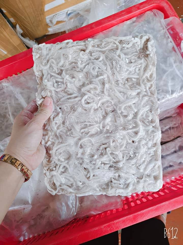 Theo cô May, tốt nhất nên mua mực nguyên con còn tươi sống cho yên tâm về chất lượng. Nguồn ảnh: Facebook.