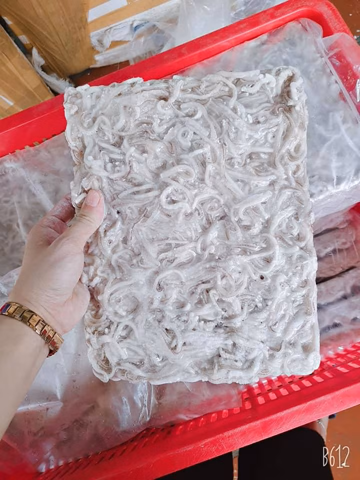 Theo cô May, tốt nhất nên mua mực nguyên con còn tươi sống cho yên tâm về chất lượng. Nguồn ảnh: Facebook.