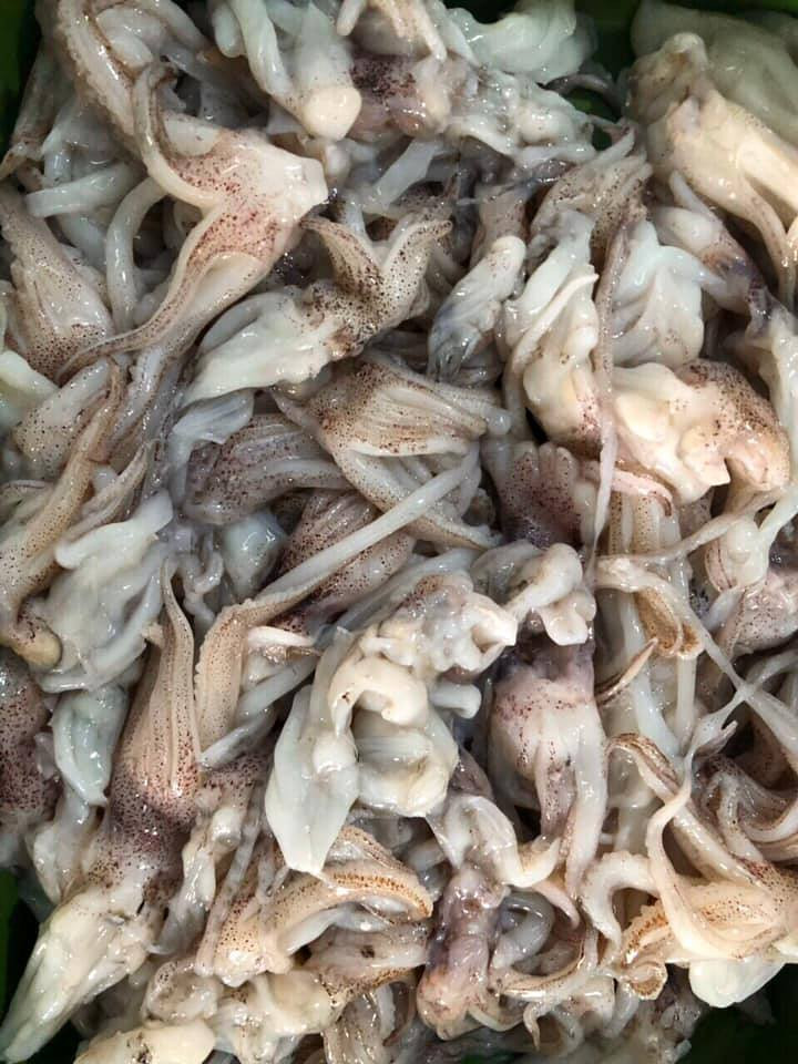 Chị Hoa (Hà Nội) từng ăn thử loại râu mực này cho biết, loại đầu và râu mực này là hàng cấp đông nên thịt nhạt và dai hơn mực tươi sống.