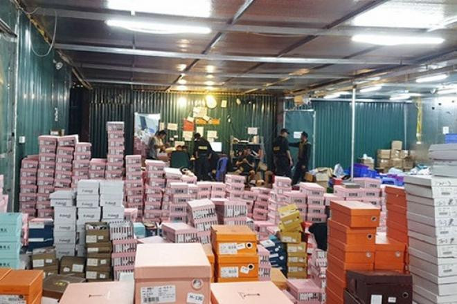 Thậm chí, nhiều người lợi dụng livestream để bán hàng giả, hàng nhái vì facebook khó nhận diện được hàng thật, hàng giả qua logo hay tên thương hiệu. Ảnh: Dân Việt.