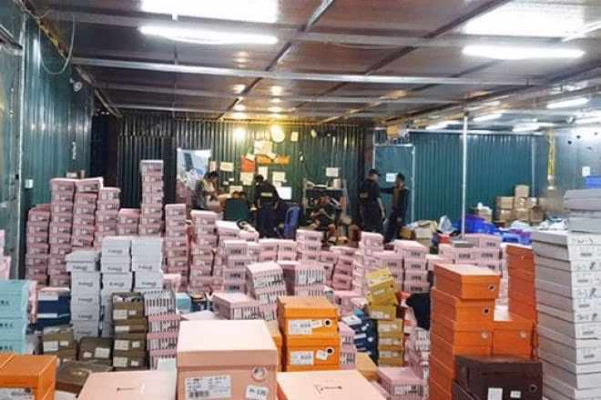 Thậm chí, nhiều người lợi dụng livestream để bán hàng giả, hàng nhái vì facebook khó nhận diện được hàng thật, hàng giả qua logo hay tên thương hiệu. Ảnh: Dân Việt.