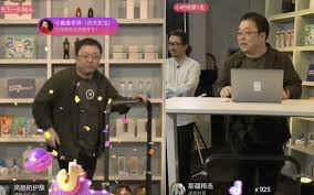 Trong màn livesteam của nhiều người bán xuất hiện những bình luận đặt mua từ khách hàng với tên tuổi đầy đủ, thông tin, số điện thoại rõ ràng. Tuy nhiên đây rất có thể chỉ là người quen, bạn bè do shop cài vào để buổi livestream tăng độ tin cậy với khách hàng. Ảnh: Youtube.