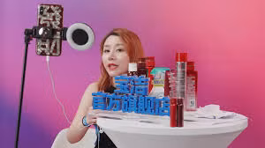 Thế nhưng, thực tế là vài hôm sau, rất có thể mẫu sản phẩm đó lại xuất hiện trong buổi livestream khác của cửa hàng. Ảnh: Youtube