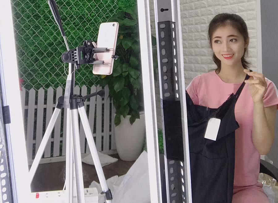 Chốt đơn ảo chính là "mánh khóe" đầu tiên mà những người bán hàng online áp dụng để đánh vào tâm lý “chạy theo đám đông” của khách hàng. Ảnh: Lao động.