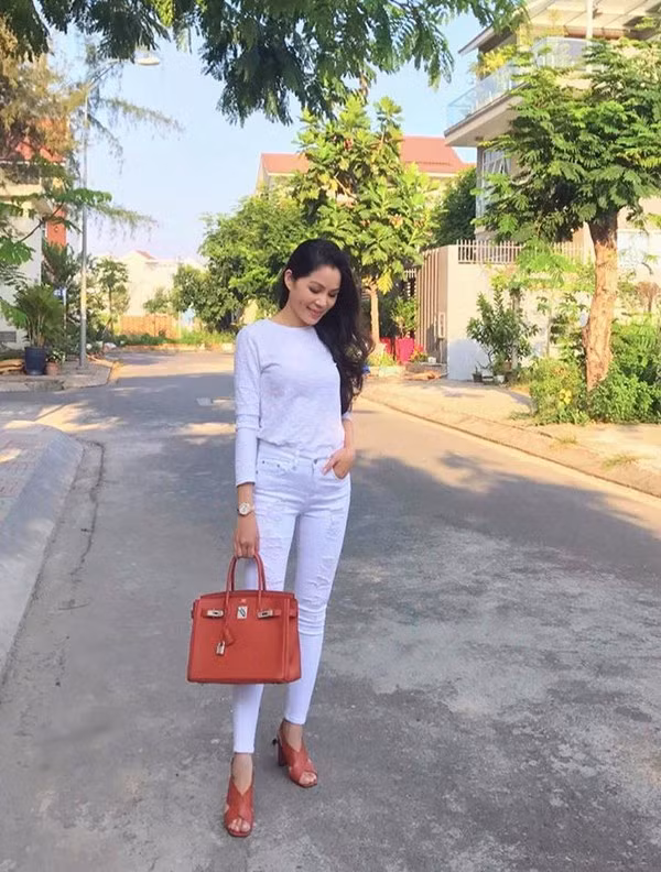 Nhờ sự nhạy bén này mà chị được giao phụ trách luôn mảng thời trang với mức lương 1.000 USD/ tháng. Dù vậy, Dạ Thảo vẫn xin nghỉ đứng ra kinh doanh riêng mặt hàng này. Với quyết định sáng suốt này, Dạ Thảo nhanh chóng trở thành một bà chủ thành đạt.