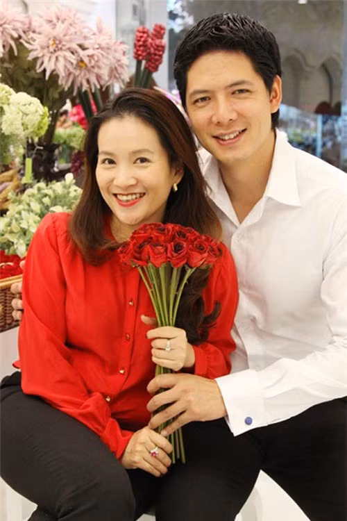 Bà xã Bình Minh được biết đến là người phụ nữ giỏi giang và hiểu biết rộng. Từ những năm 2002, chị đã làm cho những dự án tư vấn của Liên minh châu Âu về ngành khách sạn và đi huấn luyện cho các khách sạn mới mở.