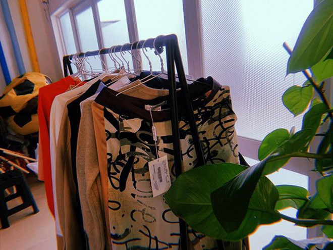 Hoàng Thùy Linh từng gây bất ngờ khi hé lộ tủ đồ hiệu "để trưng" với nhiều món còn chưa cắt mác. Ảnh: FBNV.