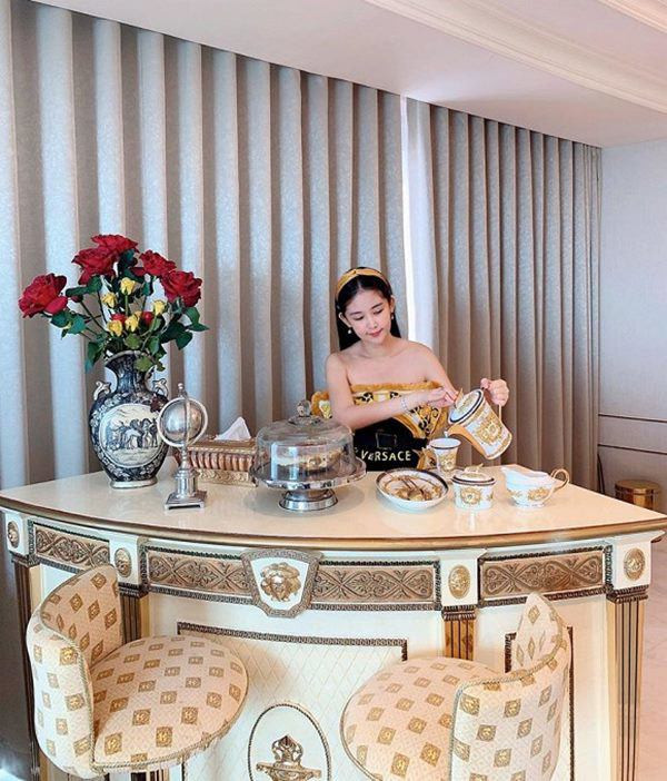 Trong nhà của Ngân Anh còn có hẳn quầy bar mang họa tiết cổ điển.
