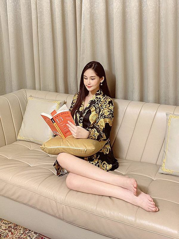 Trong phòng khách, Lê Âu Ngân Anh chọn ghế sofa kích thước lớn, kết hợp rèm cửa cùng màu, mang lại nét sang trọng, cổ điển.