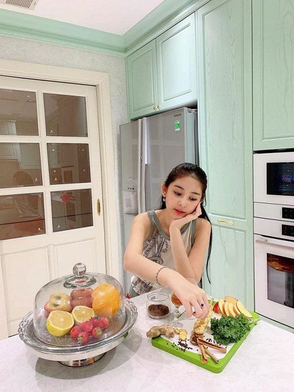 Phòng bếp được Ngân Anh đổi sang màu trắng, xanh bạc dịu mát.