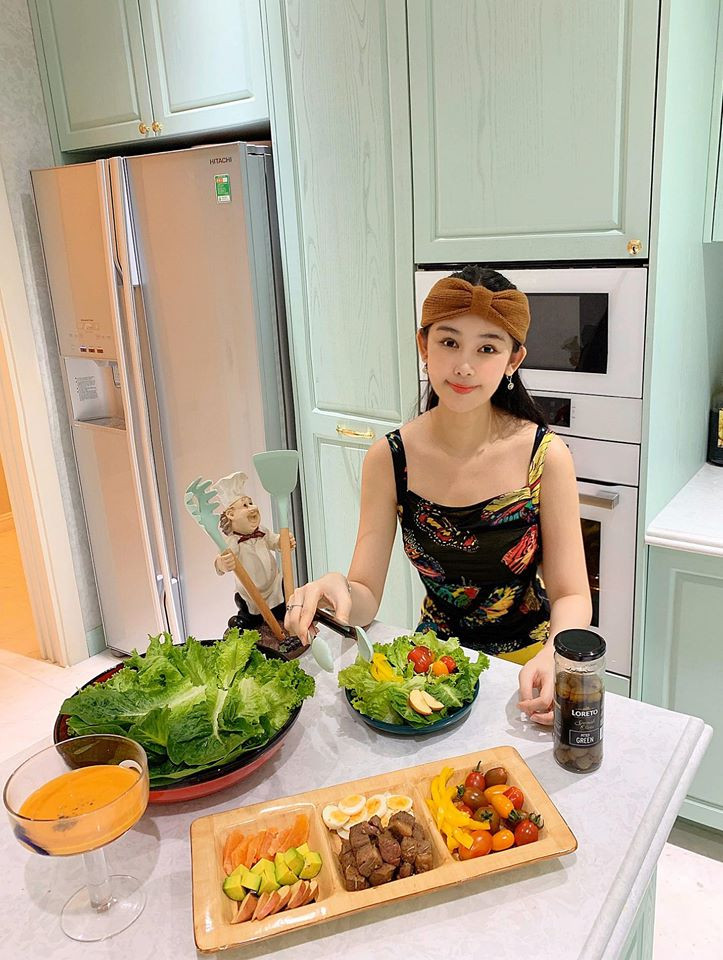 Nhà bếp đầy đủ tiện nghi là nơi người đẹp ưa thích và thường xuyên chụp ảnh sống ảo.