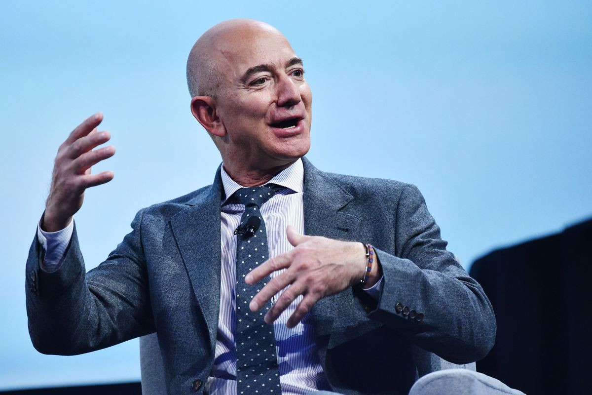 Đứng đầu danh sách tỷ phú giàu nhất thế giới là Jeff Bezos - CEO Amazon, chủ sở hữu của Washington Post. Tính đến ngày 20/2, Jeff Bezos đang sở hữu khối tài sản tương đương 131,9 tỷ USD.
