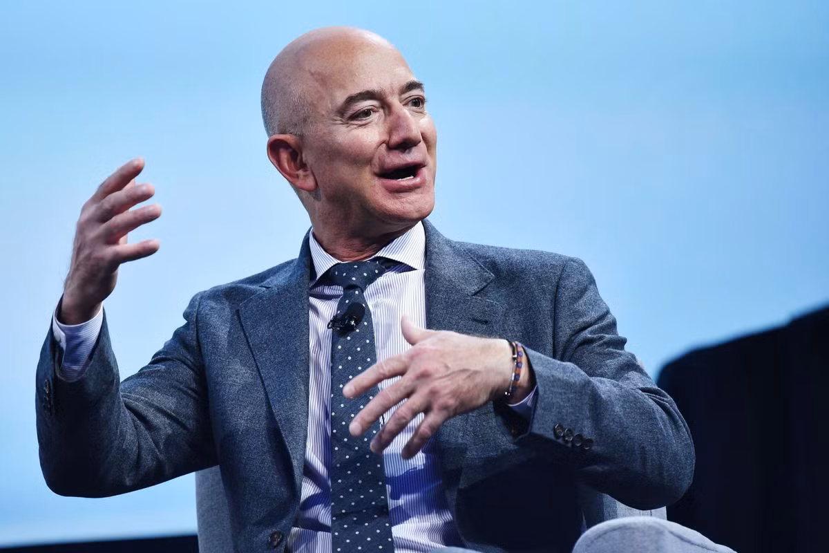 Đứng đầu danh sách tỷ phú giàu nhất thế giới là Jeff Bezos - CEO Amazon, chủ sở hữu của Washington Post. Tính đến ngày 20/2, Jeff Bezos đang sở hữu khối tài sản tương đương 131,9 tỷ USD.