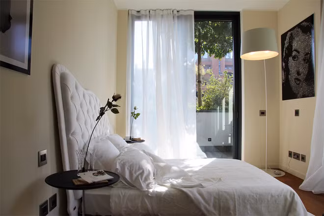 Từ phòng ngủ, gia chủ đều có thể nhìn thấy màu xanh mướt của cây. Nguồn ảnh: Archdaily. Video: Ai sẽ chịu trách nhiệm cho 2 toà nhà “dát vàng” ở Đà Nẵng? Nguồn: VTC Now