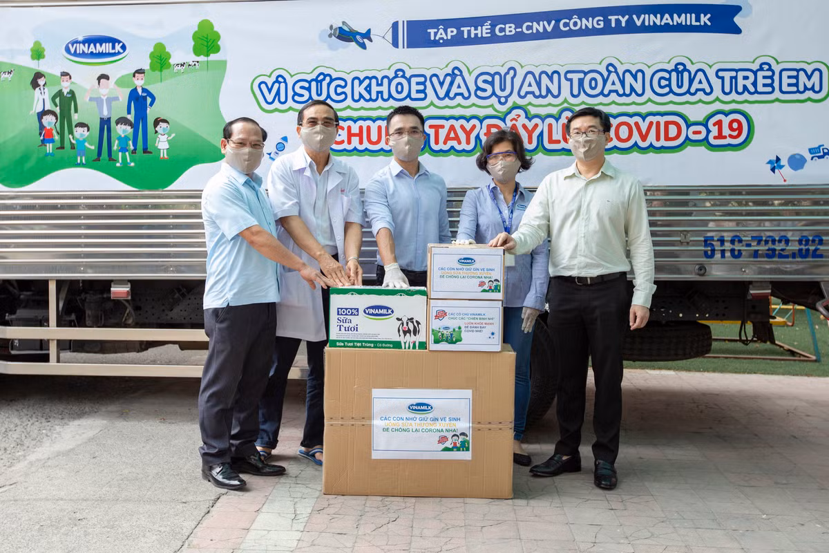 Nhan vien Vinamilk “gop buoc di” de gay quy giup tre kho khan phong COVID-19