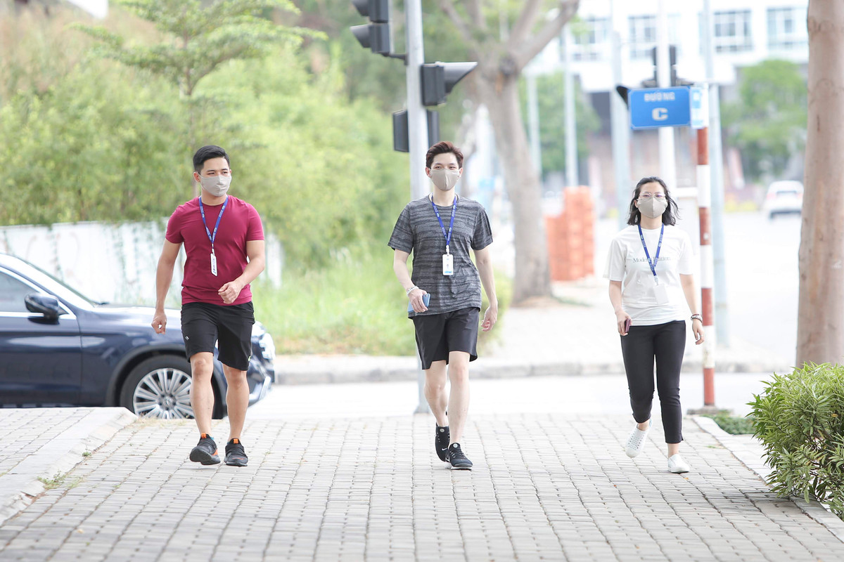 Nhan vien Vinamilk “gop buoc di” de gay quy giup tre kho khan phong COVID-19-Hinh-2