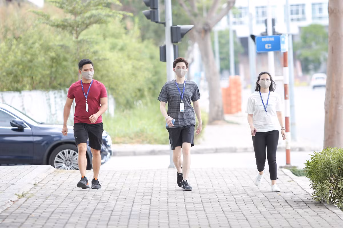 Nhan vien Vinamilk “gop buoc di” de gay quy giup tre kho khan phong COVID-19-Hinh-2