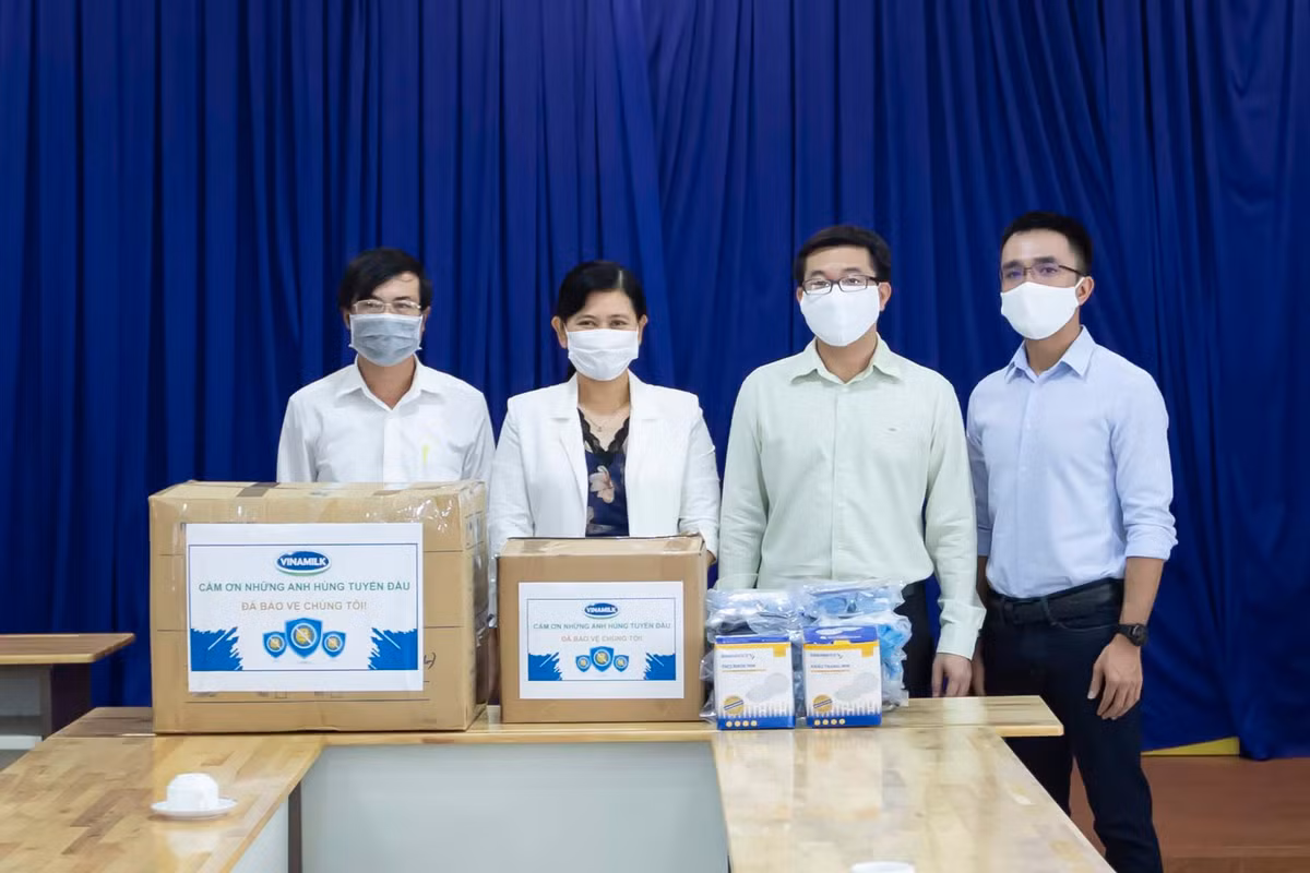Nhan vien Vinamilk “gop buoc di” de gay quy giup tre kho khan phong COVID-19-Hinh-3