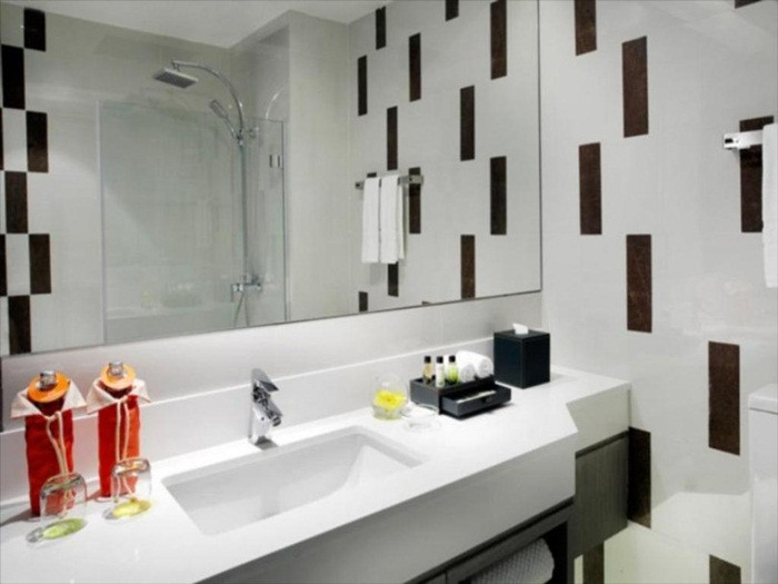 Phòng tắm sang trọng với gam màu trắng tinh tế. Ảnh: Booking.