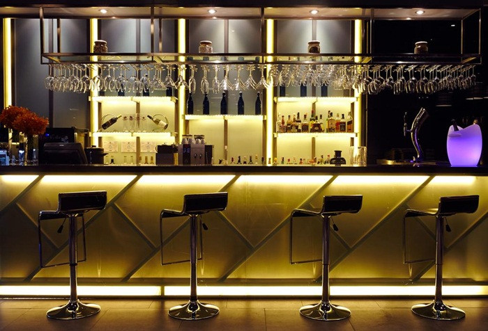Quầy bar phục vụ du khách. Ảnh: Booking.