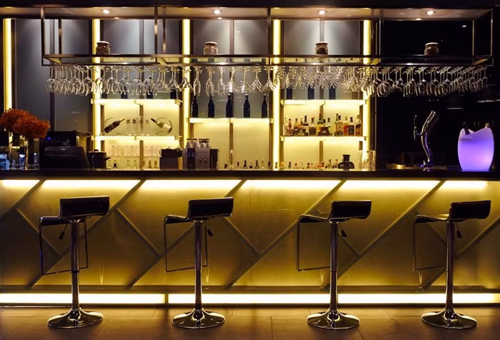 Quầy bar phục vụ du khách. Ảnh: Booking.