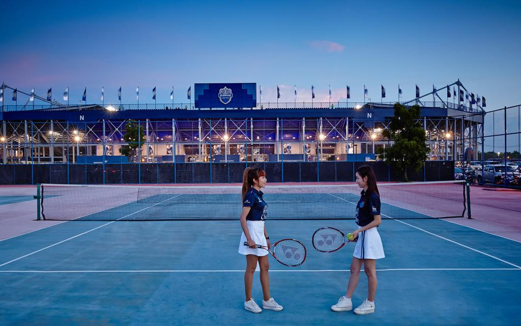 Ngoài ra, khách sạn còn có sân tennis. Ảnh: Booking.