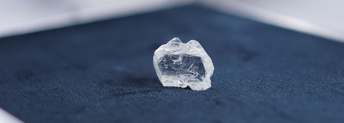 Viên kim cương khổng lồ này có hình bát diện, trong suốt, ánh vàng. Ảnh: RT.