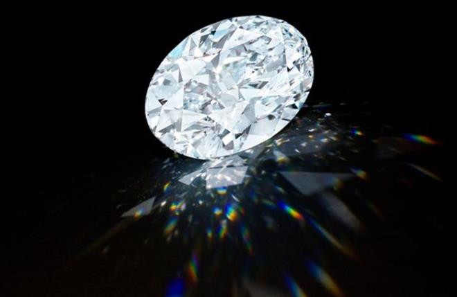Theo Sotheby's, kỷ lục thế giới về một viên kim cương hoặc đồ trang sức bán đấu giá được thiết lập vào năm 2017. Đó là một viên kim cương hồng nặng 59,60 carat, có giá 71,2 triệu USD. Ảnh: Barron's.