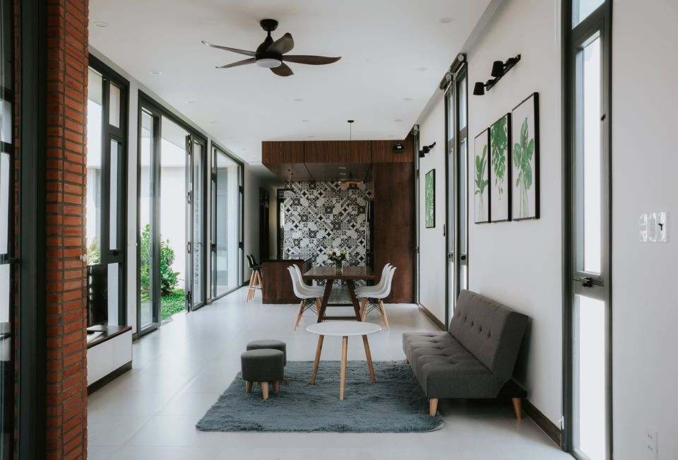Phòng khách, bàn ăn, khu bếp được sắp xếp trên cùng một không gian tạo sự thông thoáng.