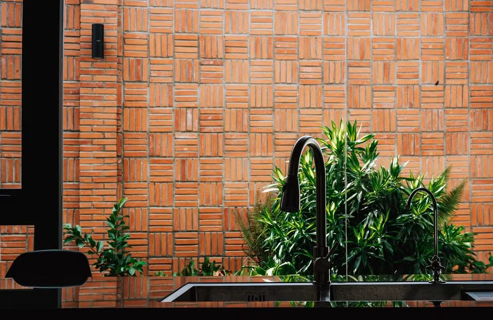 Đảo bếp nhìn thẳng ra khu vườn.