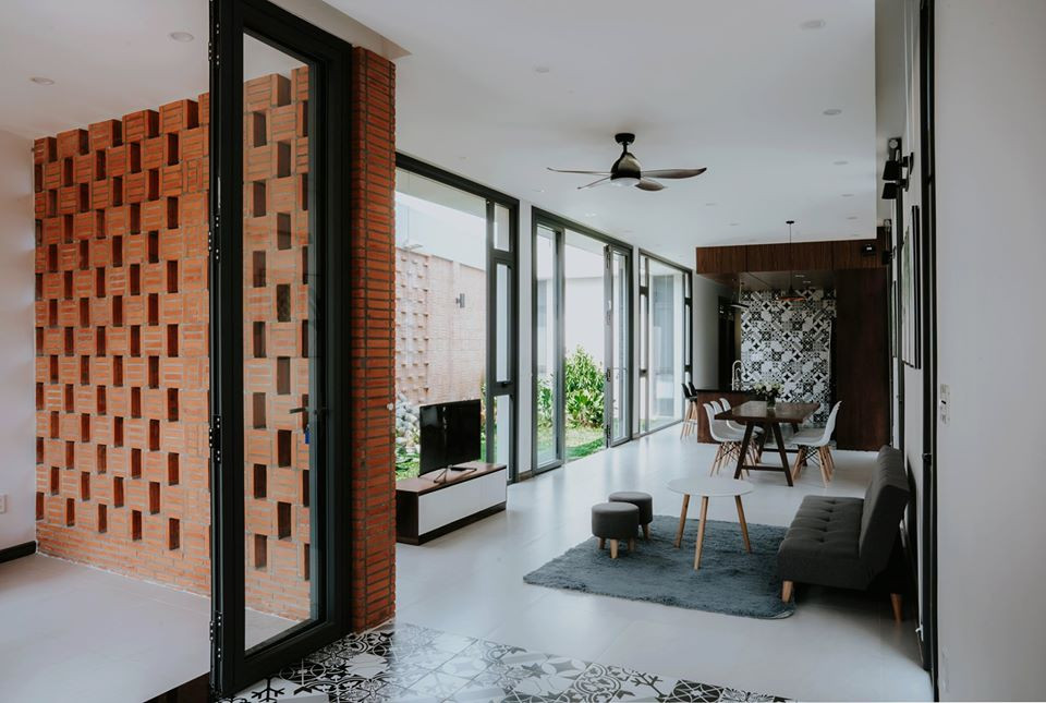 Các khu vực sinh hoạt chung được bố trí theo chiều dài nhà.