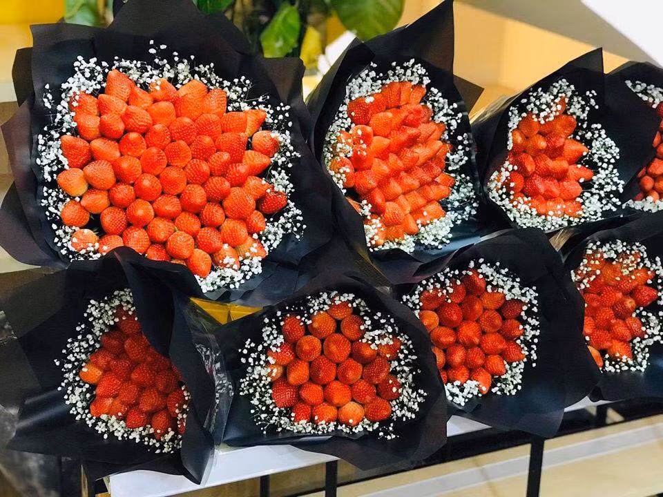 Một bó hoa dây tây 500g có giá từ 450.000 - 500.000 đồng, còn hoa dâu tây 1kg có giá hơn 800.000 đồng. Ảnh: Facebook.