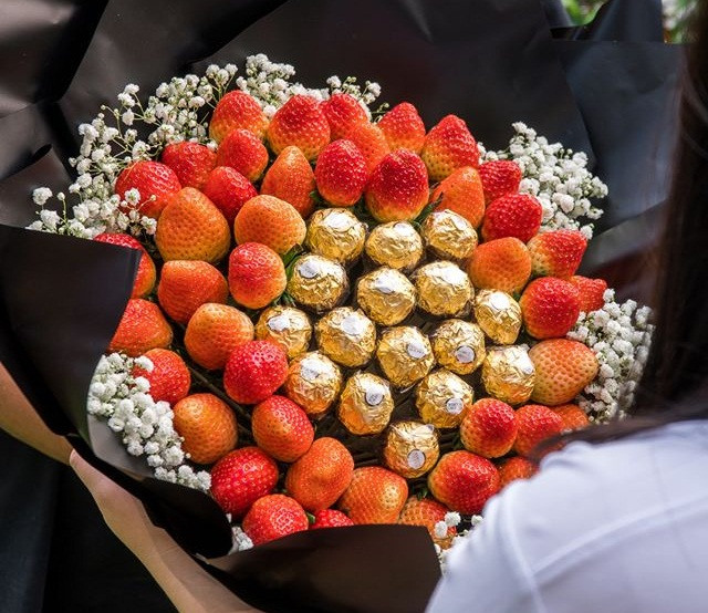 Hoa dâu tây Hàn Quốc kèm socola có giá 690.000 đồng/bó 500g và 1,2 triệu đồng/bó 1kg. Ảnh: Facebook.