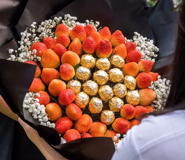 Hoa dâu tây Hàn Quốc kèm socola có giá 690.000 đồng/bó 500g và 1,2 triệu đồng/bó 1kg. Ảnh: Facebook.