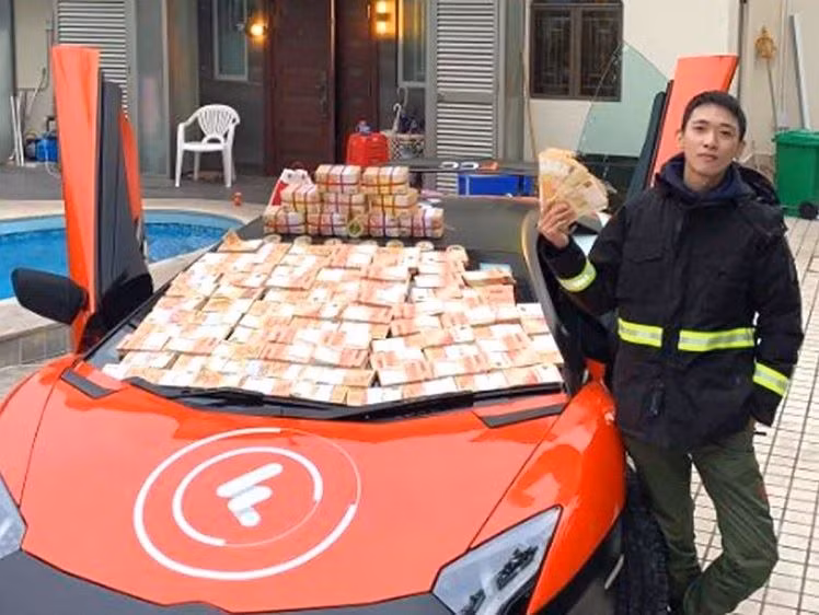 Choáng váng những lần đại gia chơi trội bằng cách rải tiền trên phố Choang vang nhung lan dai gia choi troi bang cach rai tien tren pho