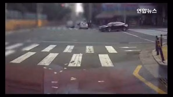 Năm 2018, một phụ nữ Hàn Quốc gây xôn xao khi lái một chiếc xe sang và ném tiền qua cửa sổ ô tô. Số tiền rơi trên 11 đoạn đường lên tới hơn 300 triệu đồng. Ảnh: KoreaTimes.