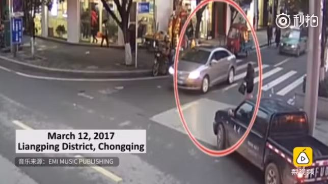 Đầu năm 2017, một phụ nữ tại Trùng Khánh (Trung Quốc) đã khiến giao thông trên một con phố ngừng trệ khi đem hàng chục triệu đồng rải tiền một cách bừa bãi. Ảnh: Xinhua.