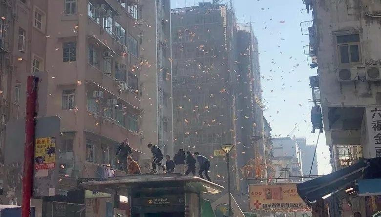 Tác giả của màn rải tiền trên phố đó là thiếu gia "thiếu gia tiền ảo” Hoàng Chinh Kiệt (Wong Ching). Anh được mọi người ví như là một triệu phú Bitcoin. Ảnh: KoreaTimes.