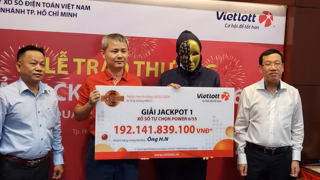 Trung Vietlott tu chuc toi tram ty, “dai gia” Viet lam gi?-Hinh-3