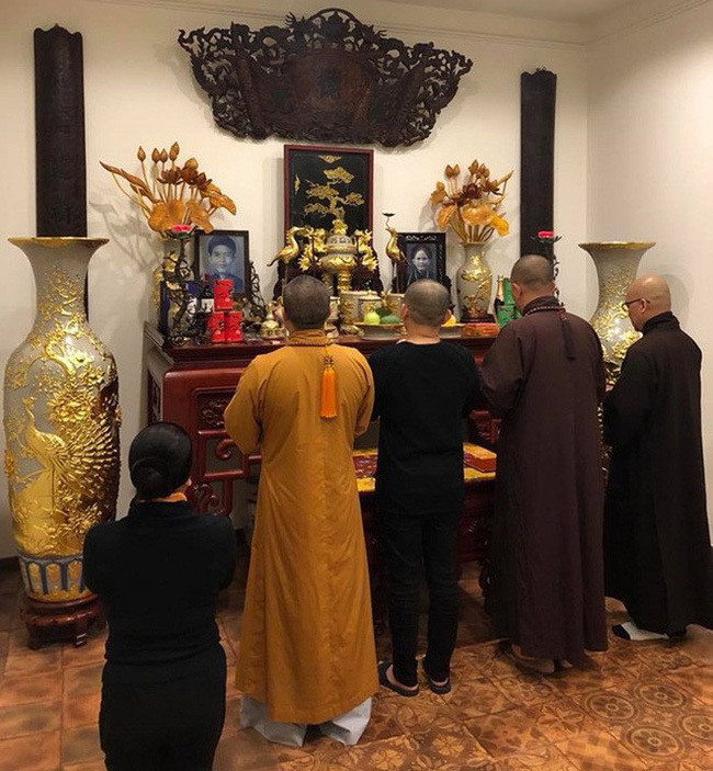 Không gian thờ cúng tổ tiên trang trọng.