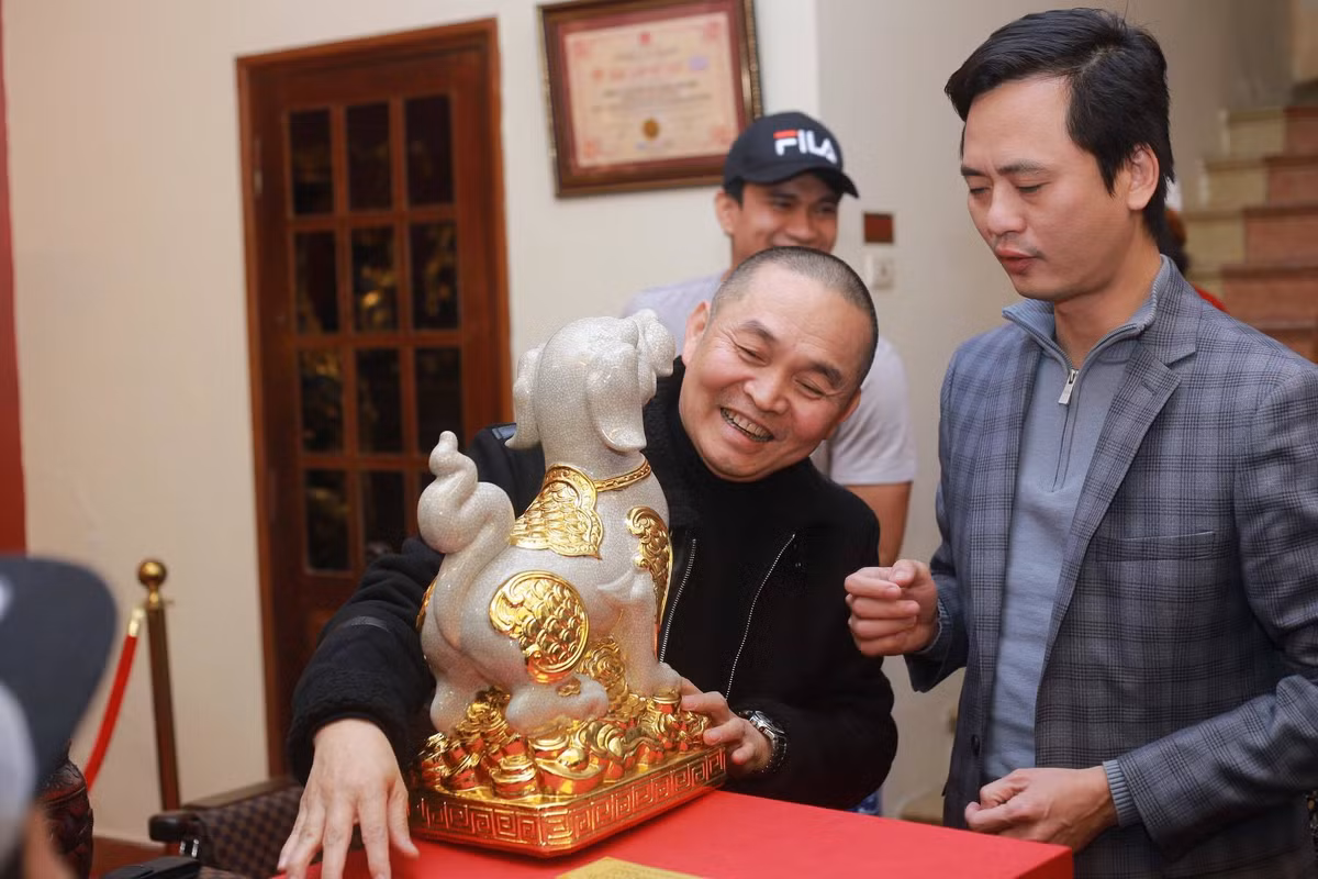 Rất thích những món tượng cổ nên "Vua hài đất Bắc" thường tự tay đi mua để trang trí cho căn nhà.